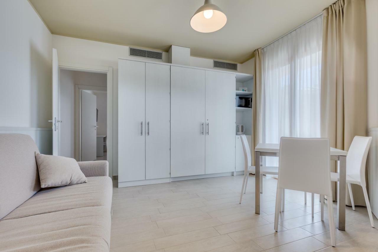 Apartaments Suites Ambassador Caorle Buitenkant foto
