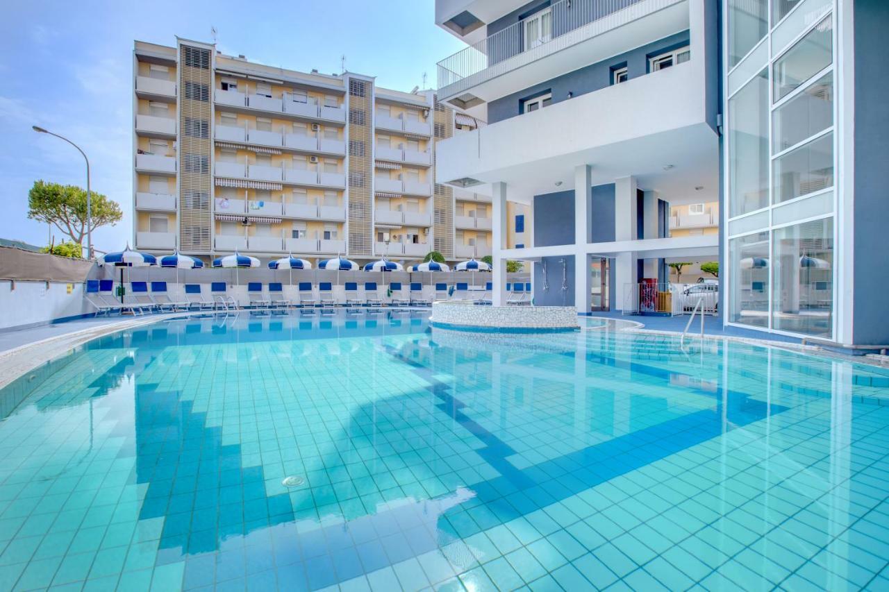 Apartaments Suites Ambassador Caorle Buitenkant foto