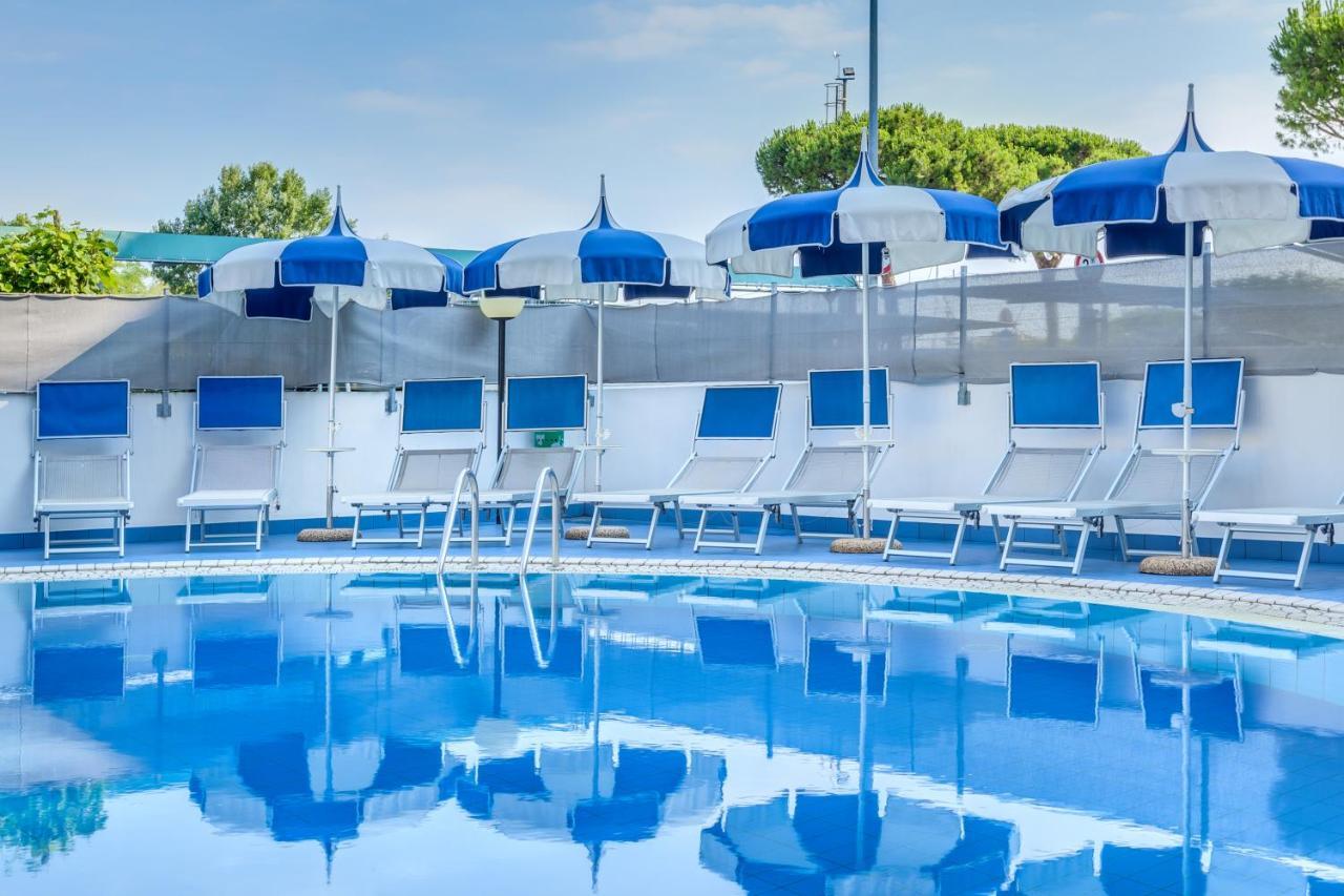 Apartaments Suites Ambassador Caorle Buitenkant foto